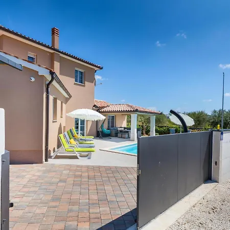 4 Bedroom Awesome In Hébergement de vacances