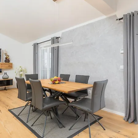 4 Bedroom Awesome In Holiday home *