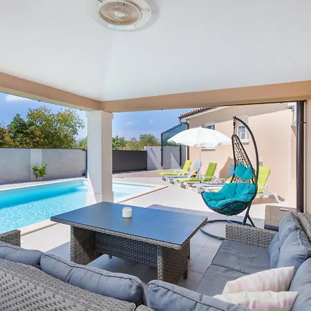 4 Bedroom Awesome In Galižana