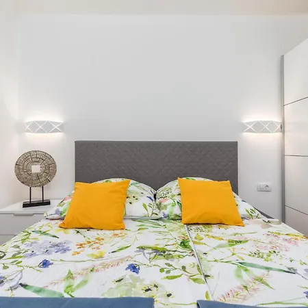 Hébergement de vacances 4 Bedroom Awesome In *