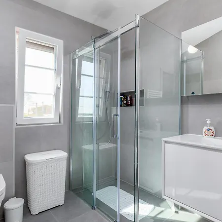 4 Bedroom Awesome In Hébergement de vacances Galižana