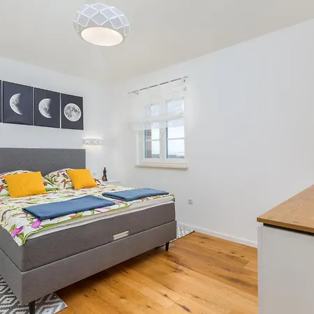 Сasa de vacaciones 4 Bedroom Awesome In Galižana